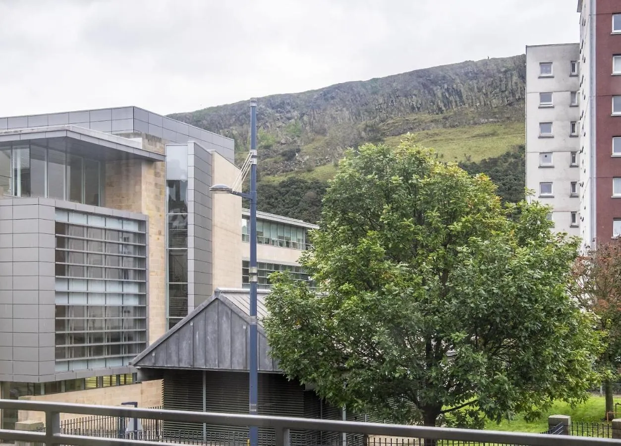 The Rock View Apartment Edinburgh Old Town 2-Bedroom Terrace Lift Parking 0*,  United Kingdom