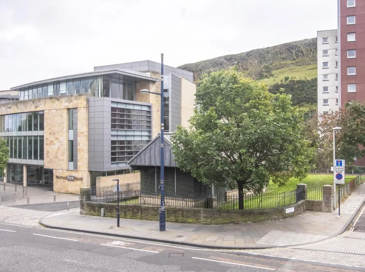 The Rock View Apartment Edinburgh Old Town 2-Bedroom Terrace Lift Parking