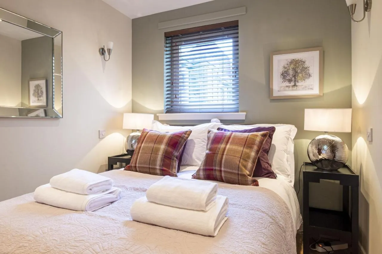 The Rock View Apartment Edinburgh Old Town 2-Bedroom Terrace Lift Parking