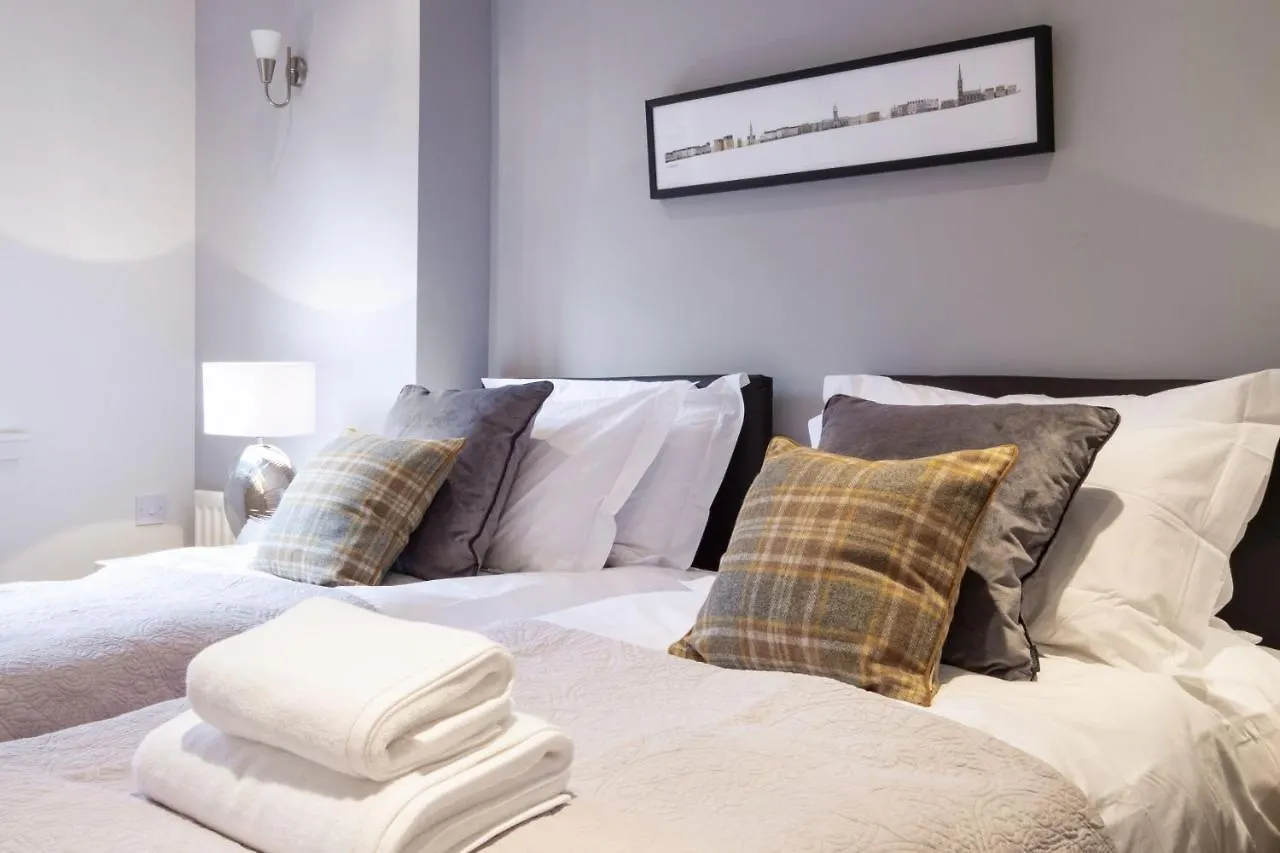 The Rock View Apartment Edinburgh Old Town 2-Bedroom Terrace Lift Parking