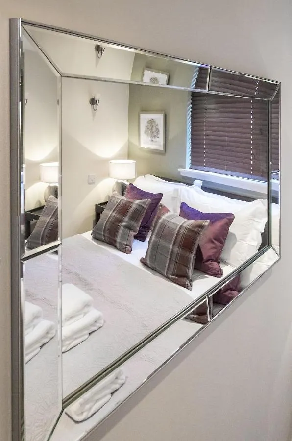 The Rock View Apartment Edinburgh Old Town 2-Bedroom Terrace Lift Parking