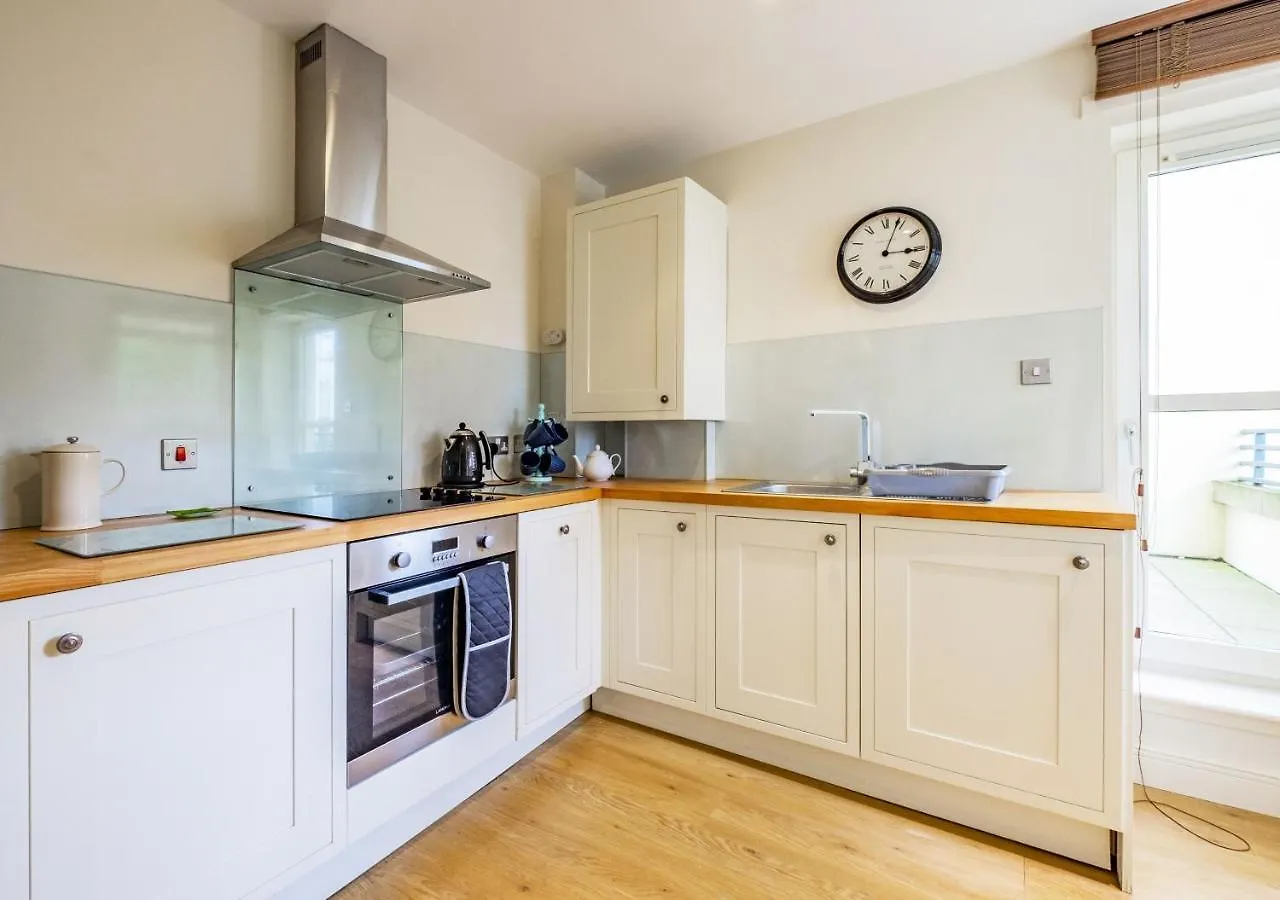 The Rock View Apartment Edinburgh Old Town 2-Bedroom Terrace Lift Parking
