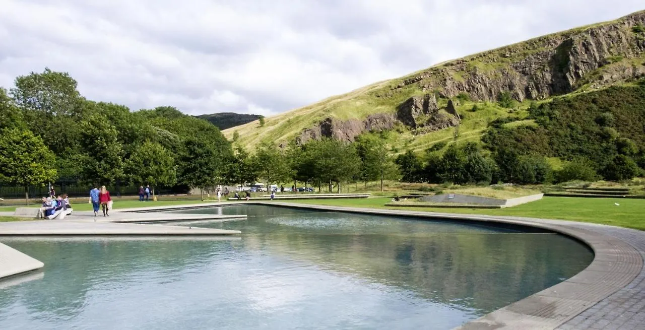 The Rock View Apartment Edinburgh Old Town 2-Bedroom Terrace Lift Parking 0*,  United Kingdom
