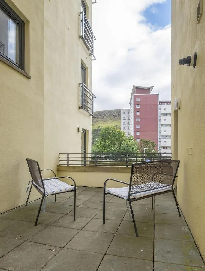 The Rock View Apartment Edinburgh Old Town 2-Bedroom Terrace Lift Parking