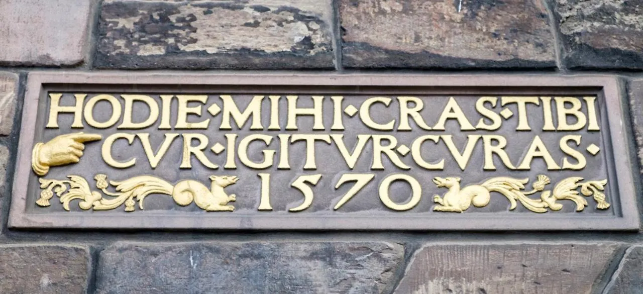 The Rock View Apartment Edinburgh Old Town 2-Bedroom Terrace Lift Parking